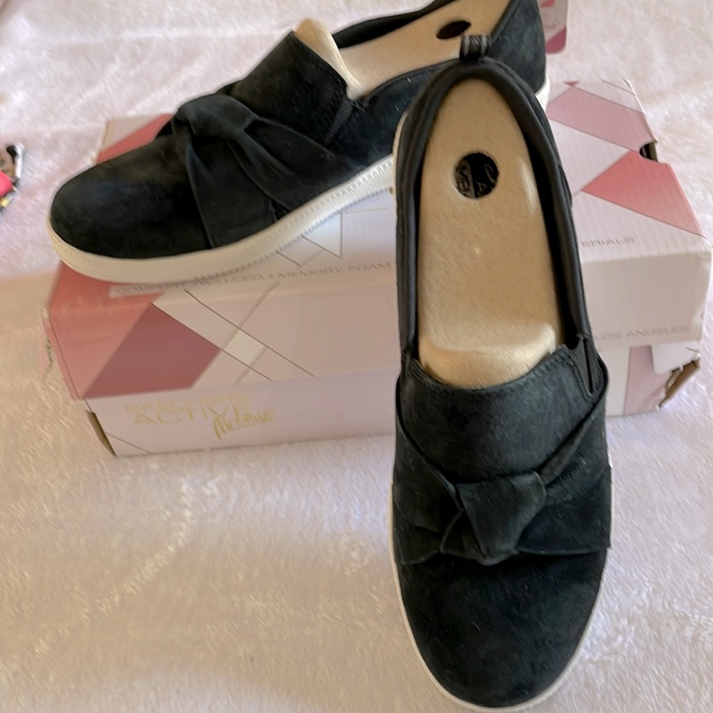 NWT. SZ 8 sketchers